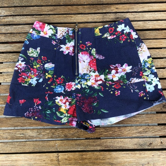 “Very J” boutique floral shorts! - Picture 1 of 2
